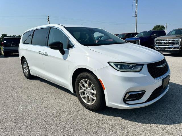 Used 2024 Chrysler Pacifica Touring-L FWD image 8