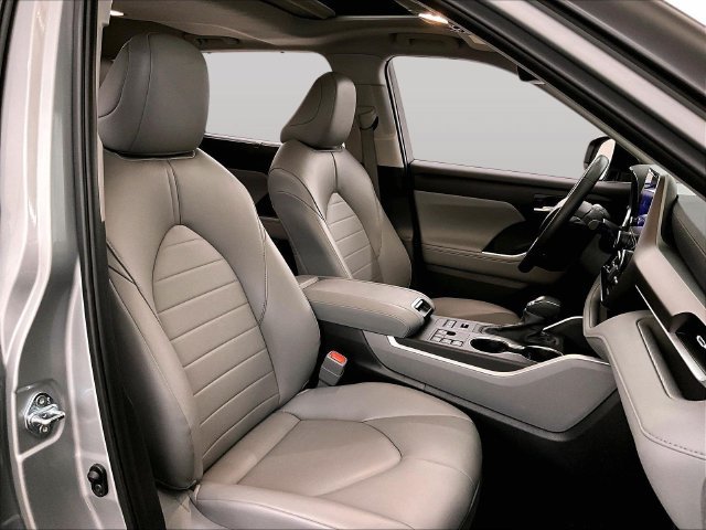 Used 2024 Toyota Highlander XLE AWD/4WD image 7