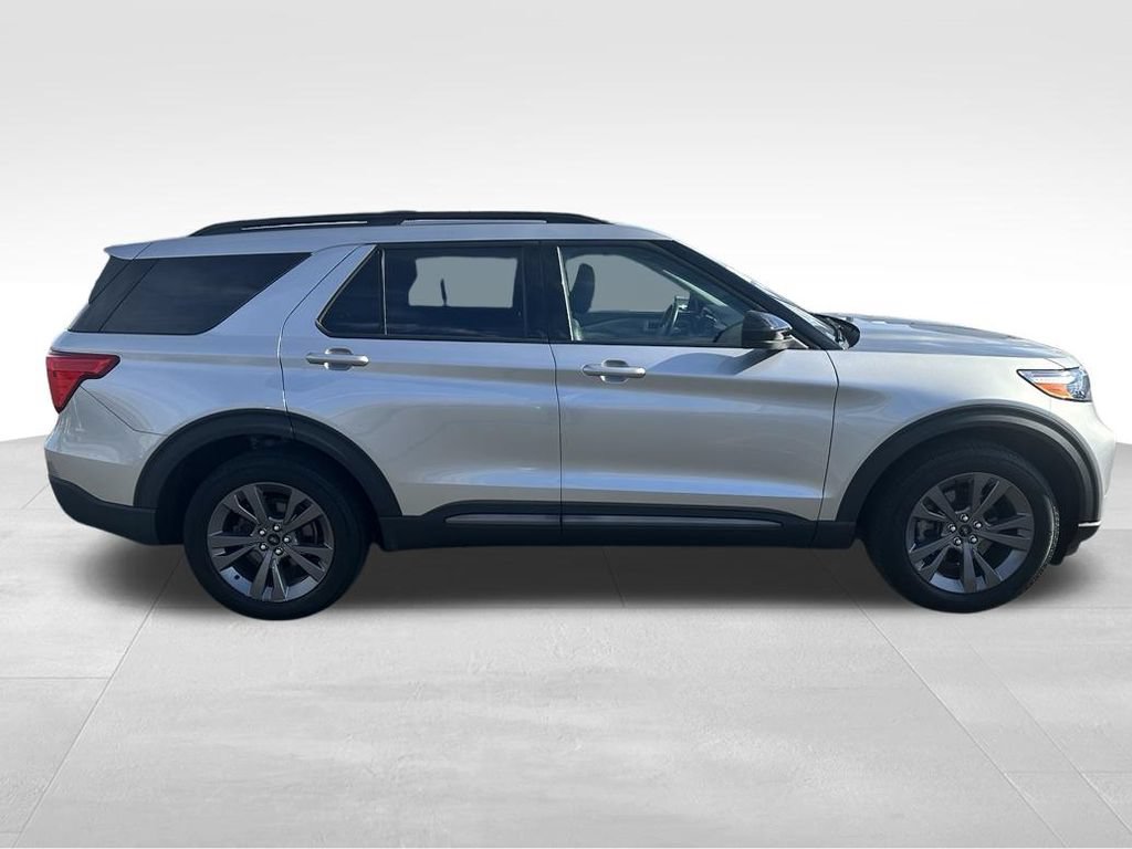 Certified 2023 Ford Explorer XLT w/ Equipment Group 202A AWD/4WD image 4