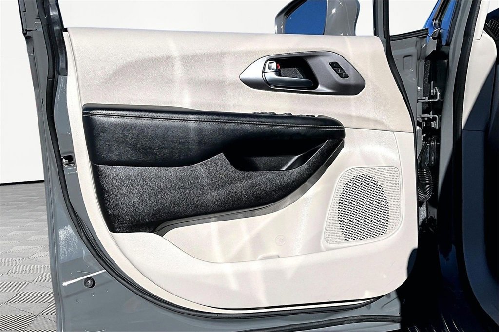 Used 2022 Chrysler Pacifica Touring-L image 23