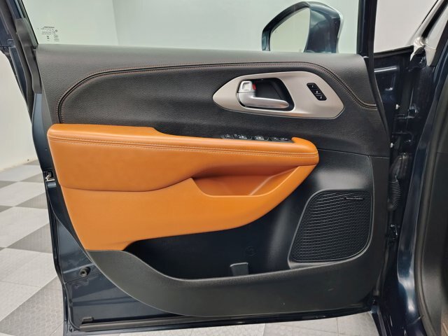 Used 2024 Chrysler Pacifica Pinnacle FWD image 23
