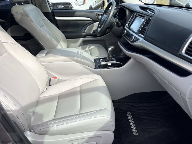 Used 2019 Toyota Highlander XLE FWD image 25