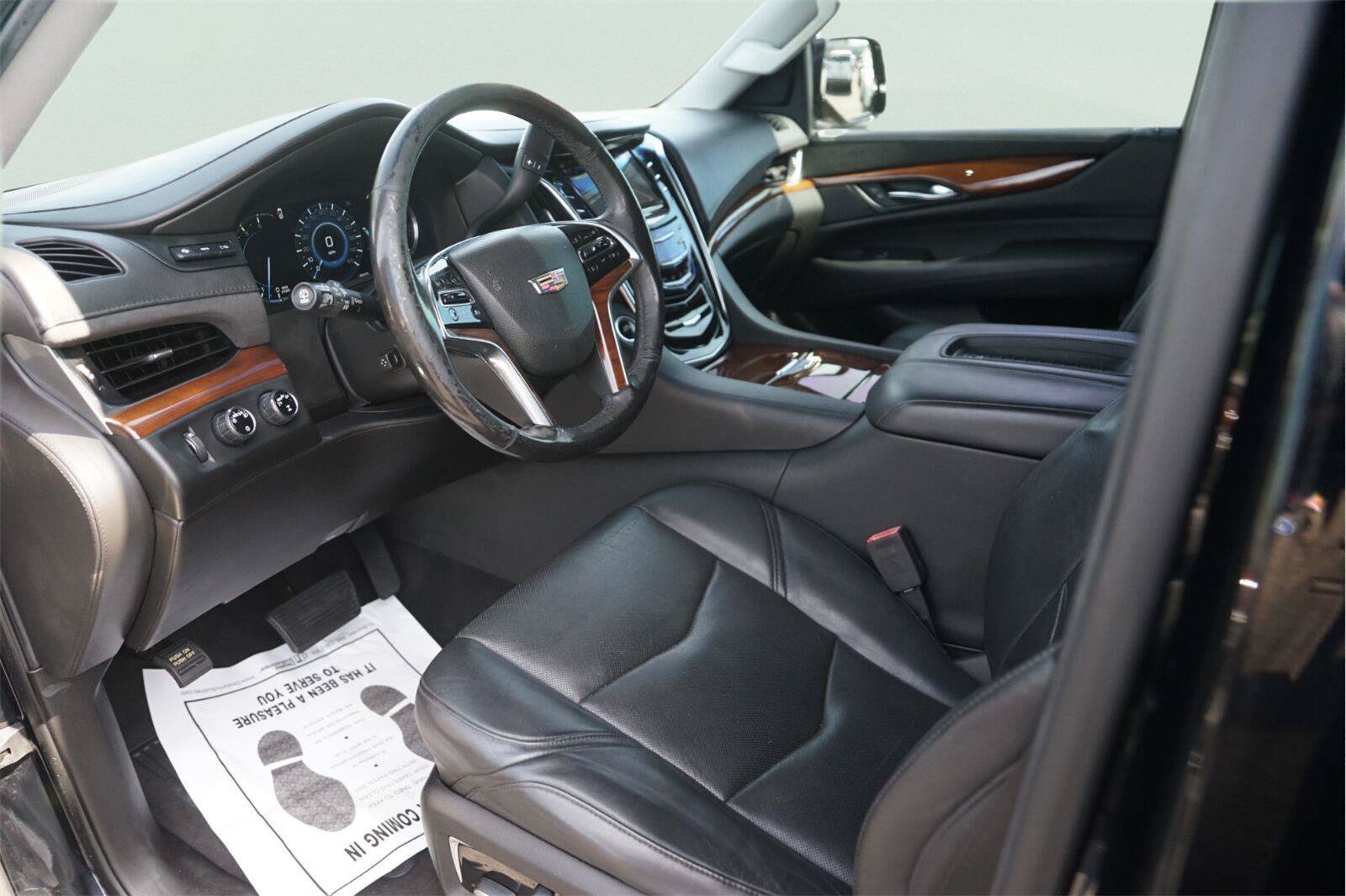 Used 2019 Cadillac Escalade Luxury AWD/4WD image 8