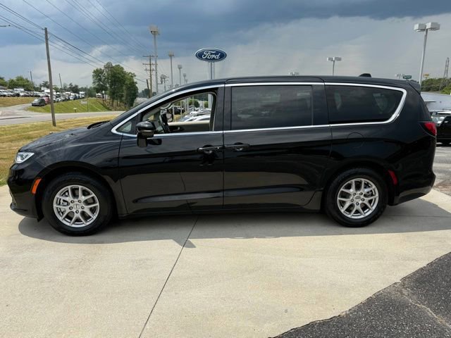 Used 2024 Chrysler Pacifica Touring-L FWD image 8