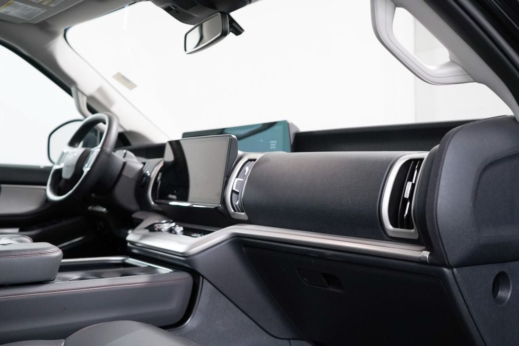 Certified 2025 Ford Expedition Active AWD/4WD image 32