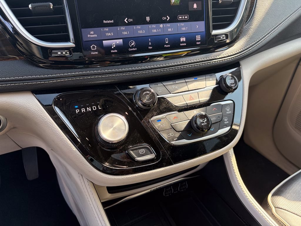 Used 2024 Chrysler Pacifica Limited FWD image 23