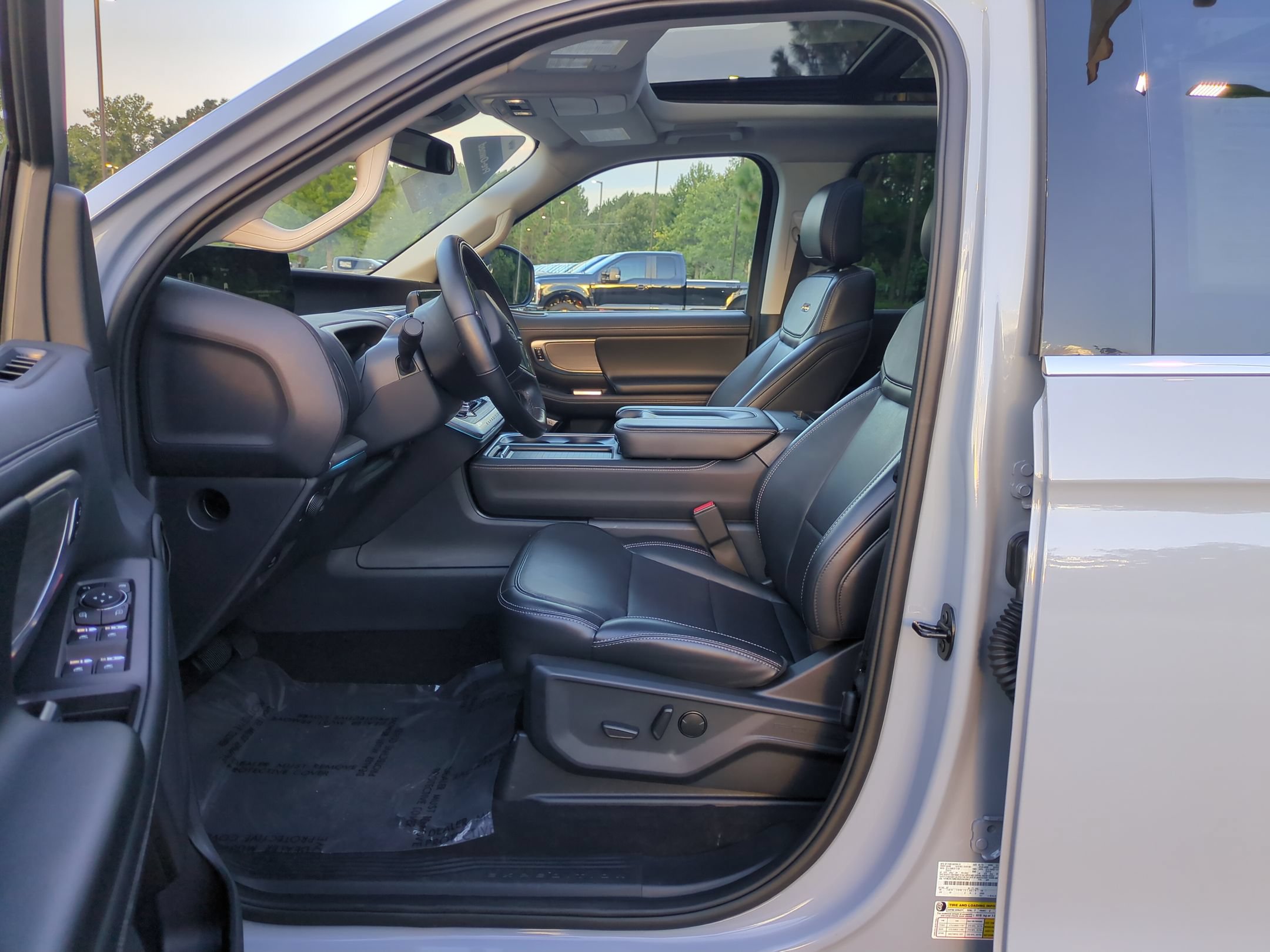Certified 2025 Ford Expedition Max Platinum w/ Driver's Package AWD/4WD image 13