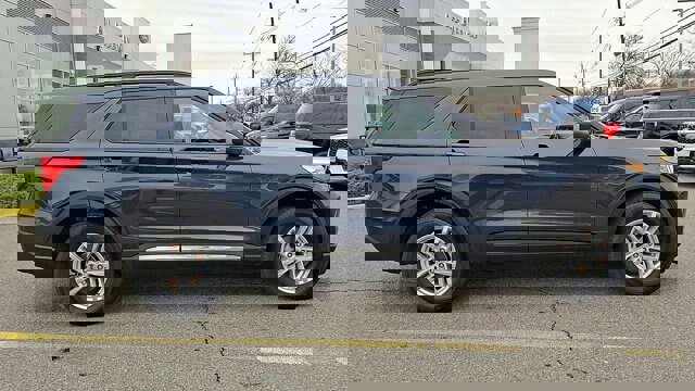 Certified 2022 Ford Explorer XLT w/ Equipment Group 202A image 9
