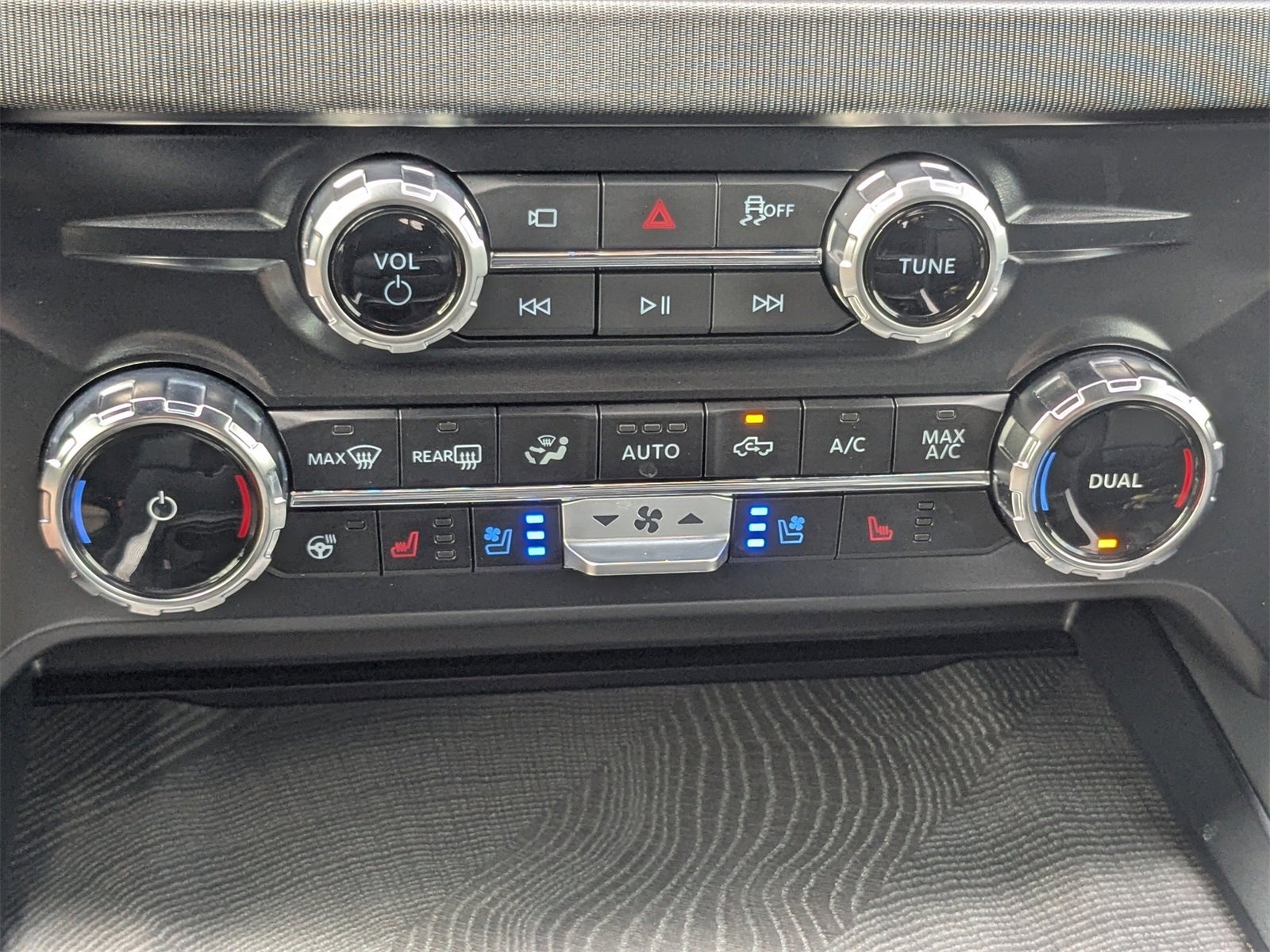 Certified 2025 Ford F250 Platinum w/ FX4 Off-Road Package image 24