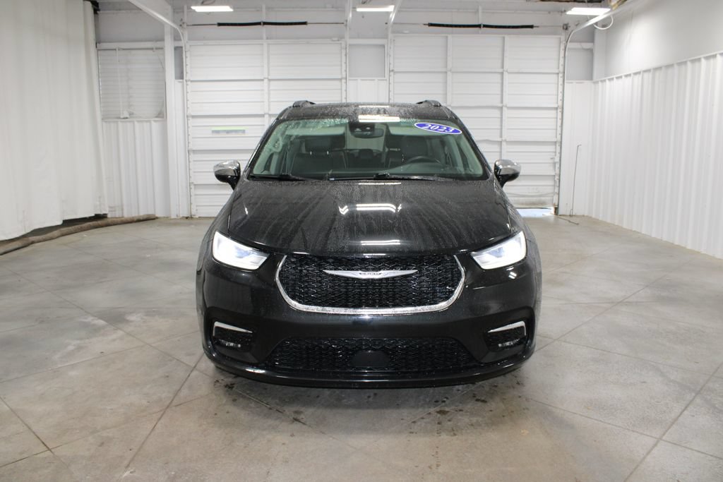 Used 2023 Chrysler Pacifica Limited FWD image 3
