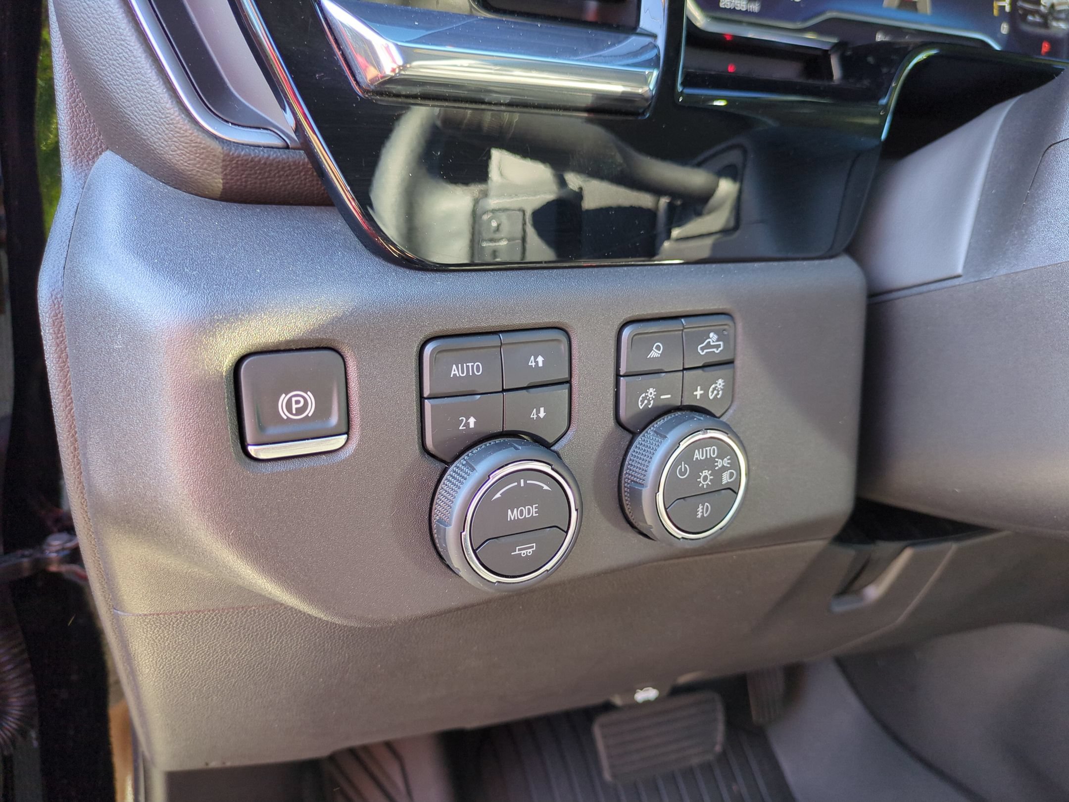 Used 2024 Chevrolet Silverado 1500 LT Trail Boss w/ Convenience Package II AWD/4WD image 18