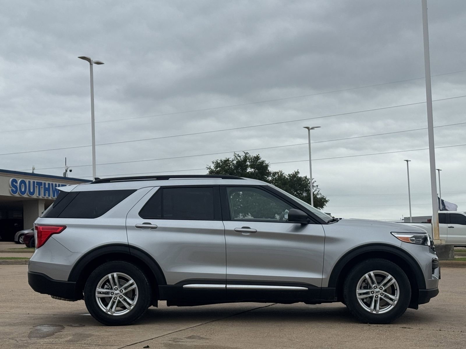 Certified 2023 Ford Explorer XLT RWD image 3