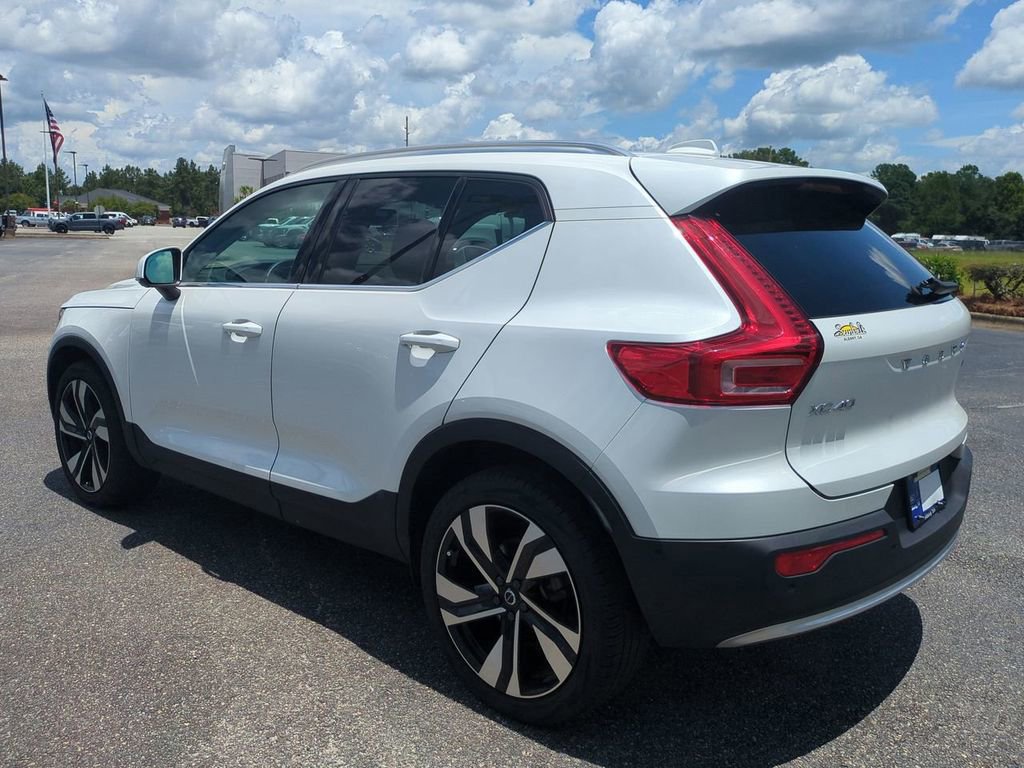 Used 2024 Volvo XC40 B5 Plus w/ Protection Package Premier image 3