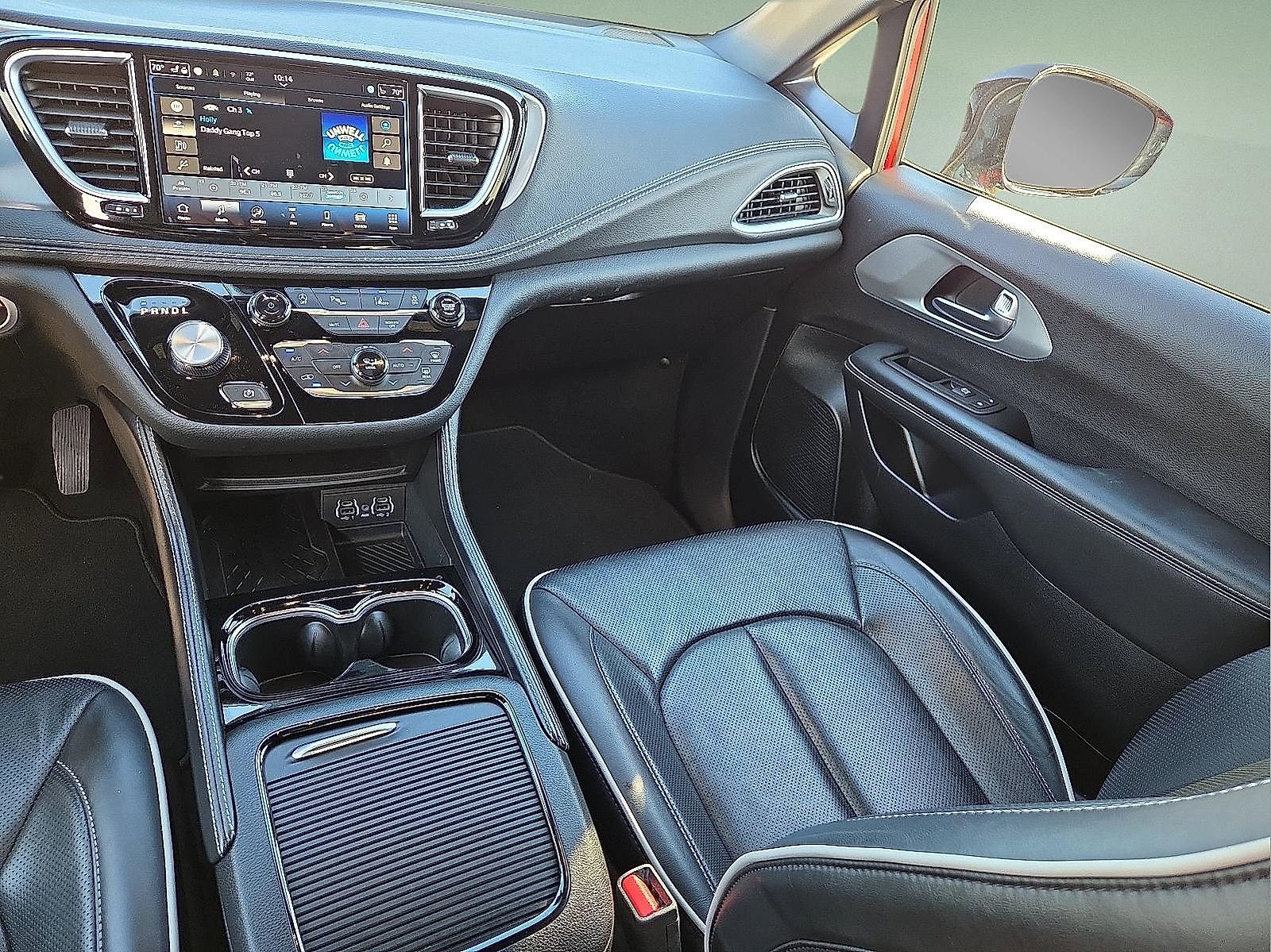 Used 2025 Chrysler Pacifica Limited image 13