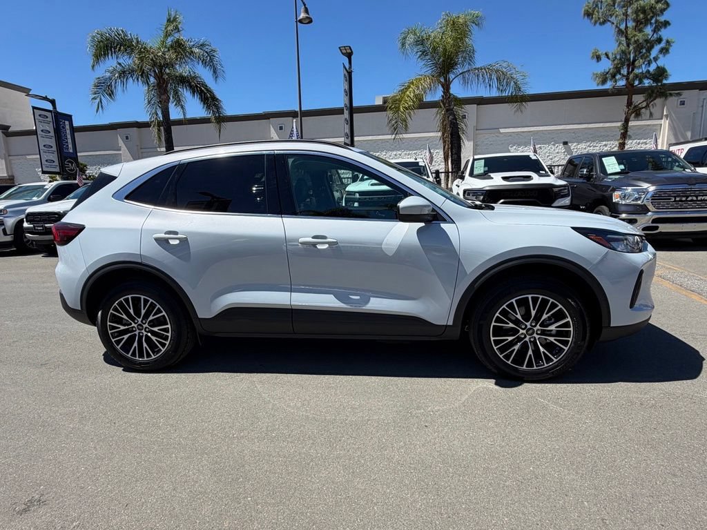 Certified 2025 Ford Escape SE FWD image 14