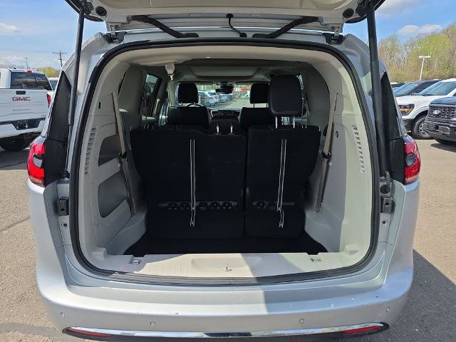 Used 2024 Chrysler Pacifica Limited FWD image 15