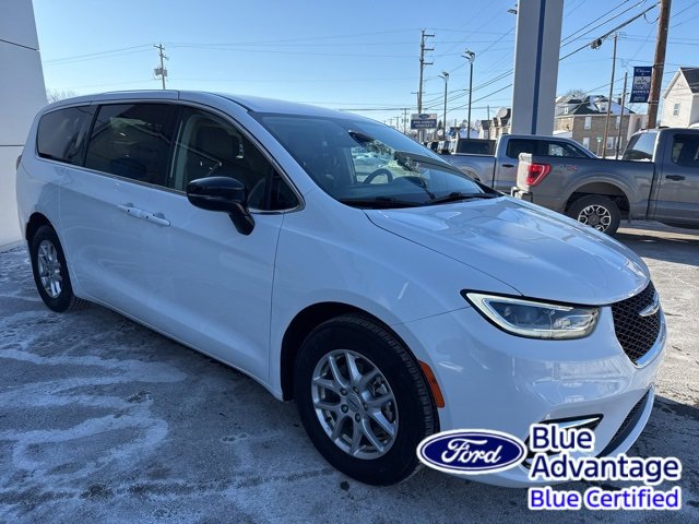 Used 2024 Chrysler Pacifica Touring-L image 4