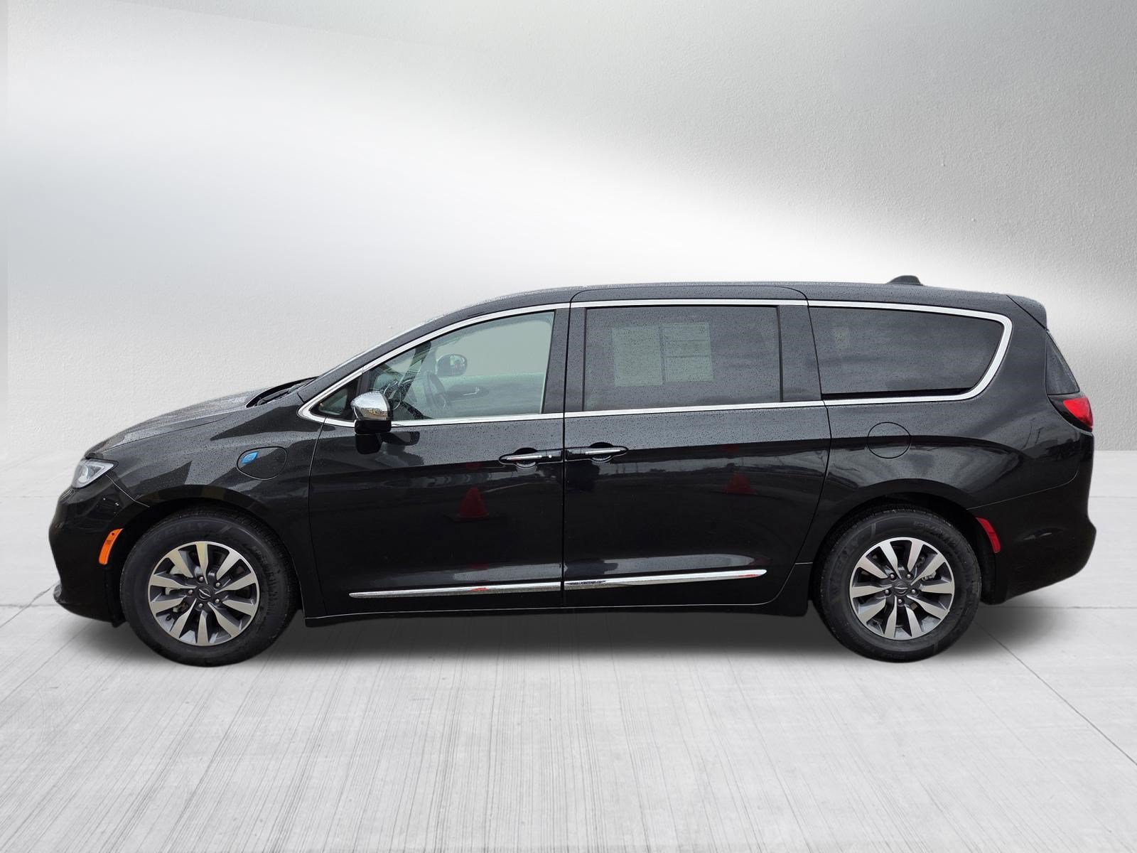 Used 2023 Chrysler Pacifica Limited FWD image 4