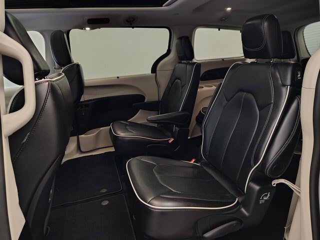 Used 2024 Chrysler Pacifica Limited AWD/4WD image 25