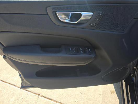 Used 2025 Volvo XC60 B5 Plus image 9