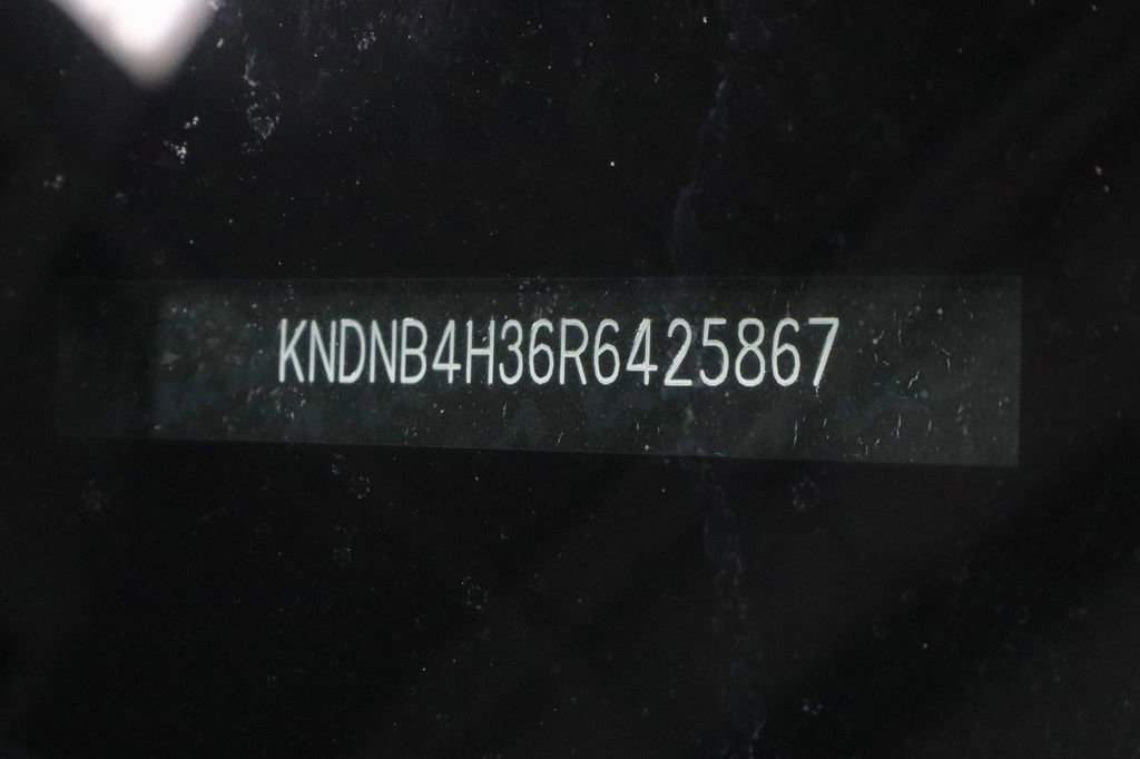 Used 2024 Kia Carnival LX image 33