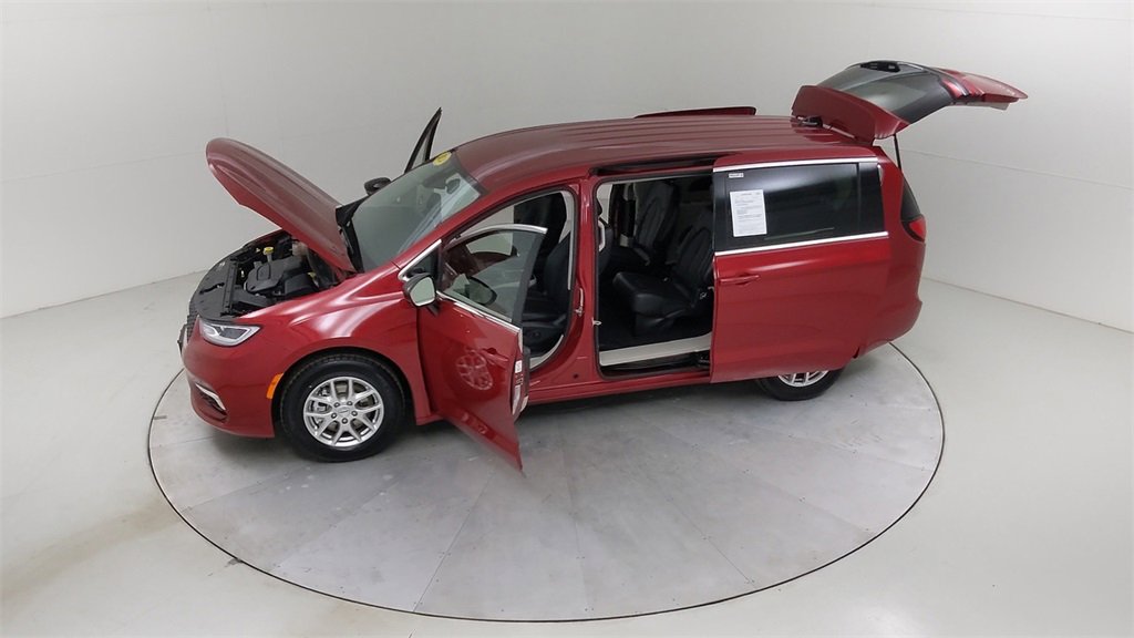 Used 2024 Chrysler Pacifica Touring-L image 53