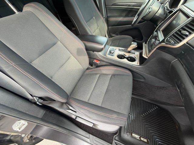 Used 2017 Jeep Grand Cherokee Laredo AWD/4WD image 19