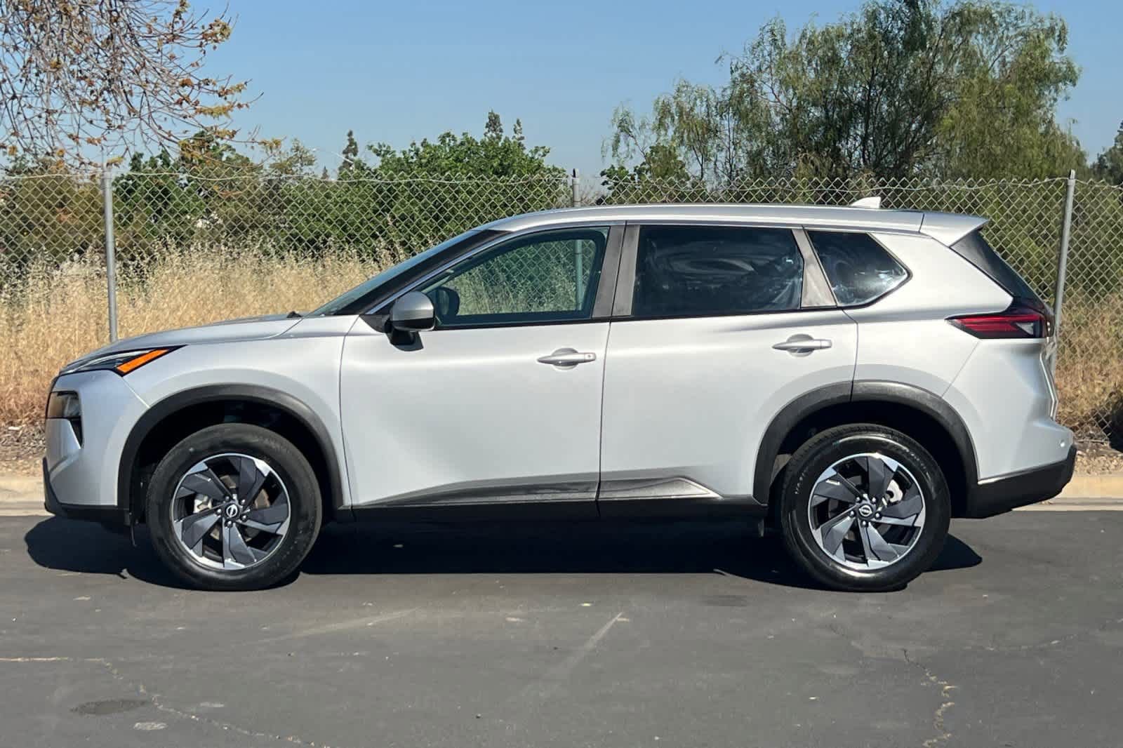 Used 2024 Nissan Rogue SV image 2