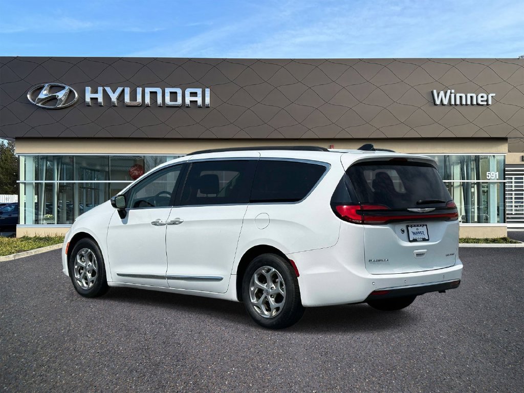Used 2023 Chrysler Pacifica Limited FWD image 2