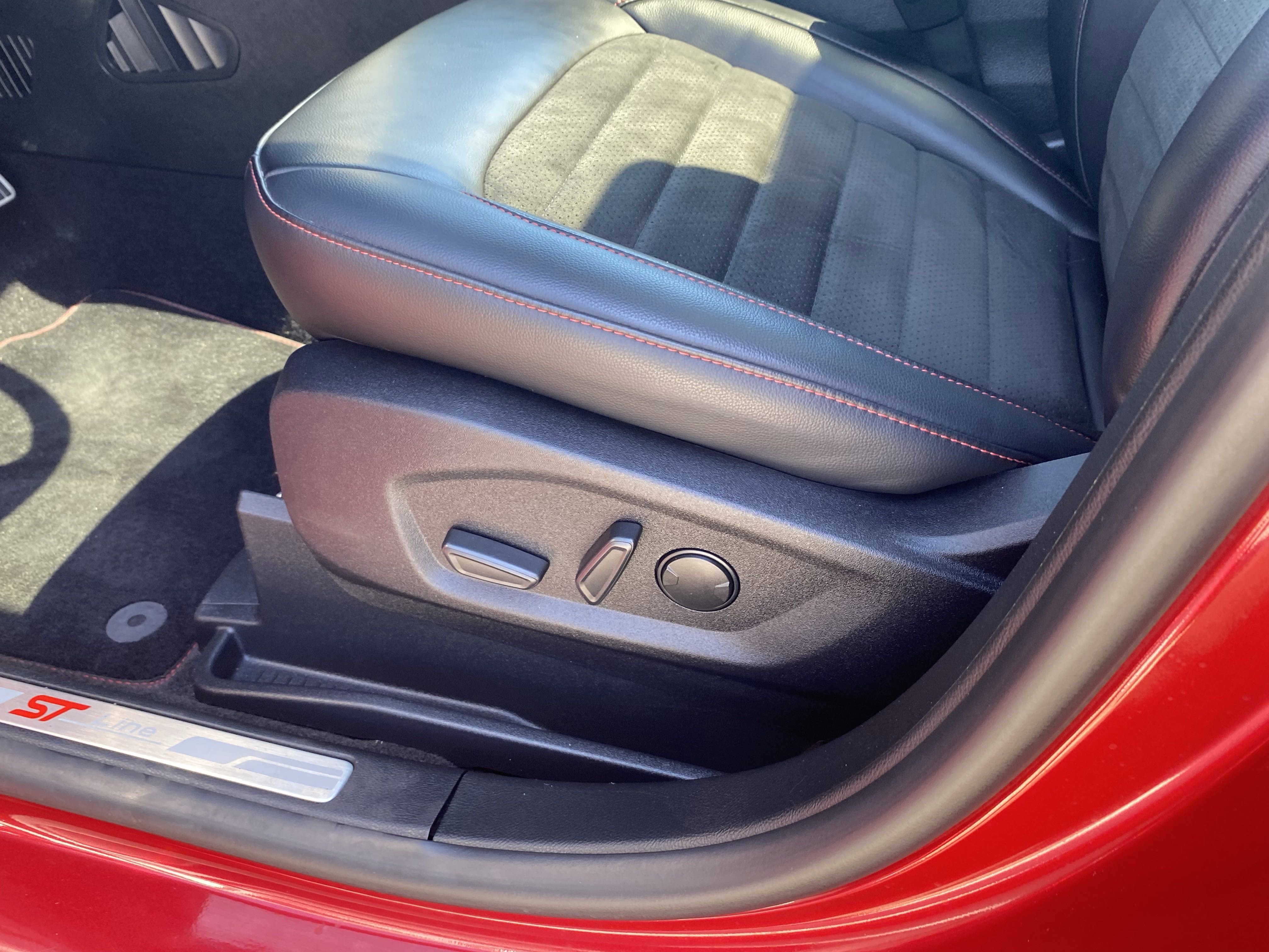 Certified 2024 Ford Edge ST-Line w/ Class II Trailer Tow Package image 13