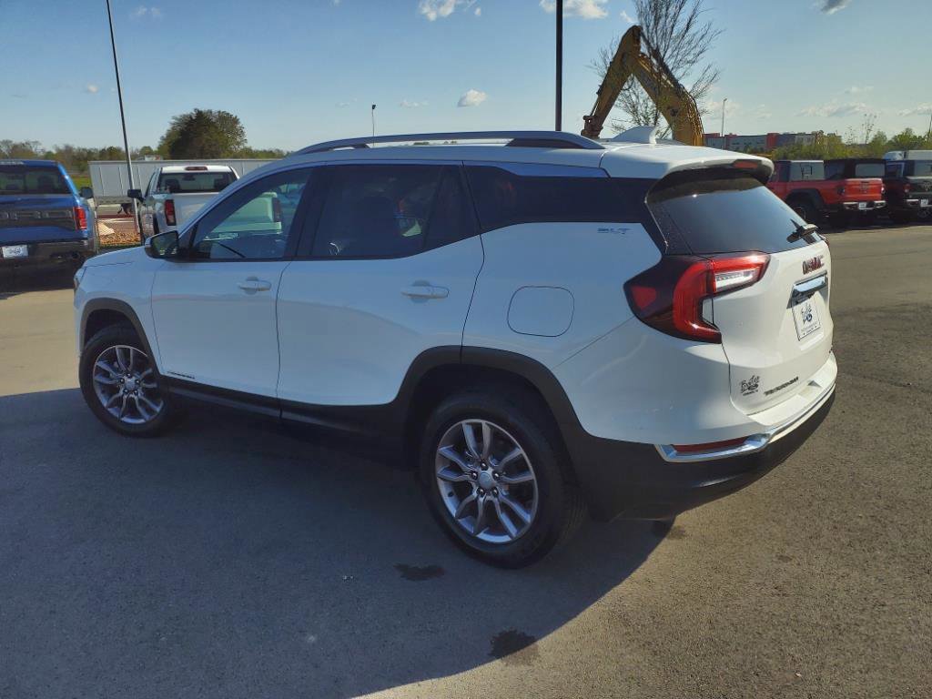 Used 2023 GMC Terrain SLT image 3