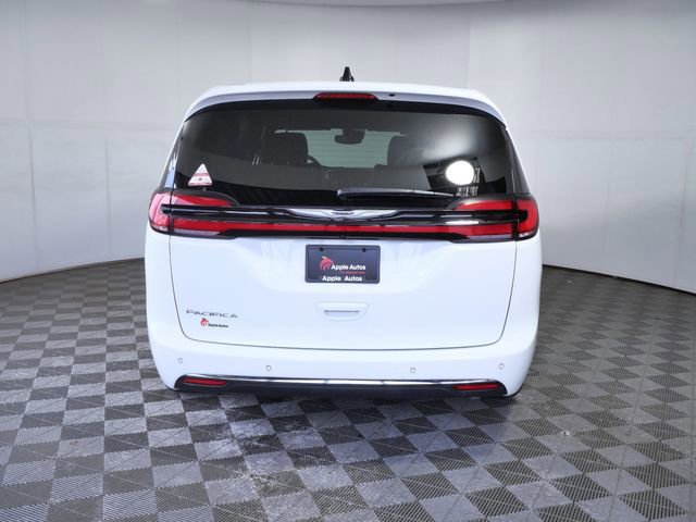Used 2025 Chrysler Pacifica Select image 3