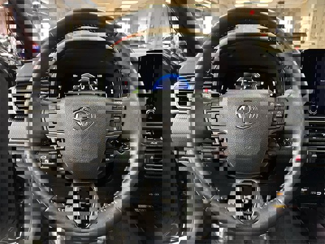 Used 2025 Toyota Camry SE image 5