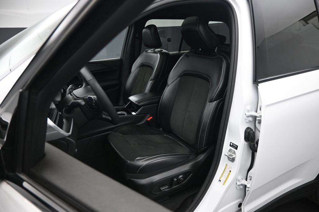 Used 2023 Jeep Grand Cherokee Altitude AWD/4WD image 9