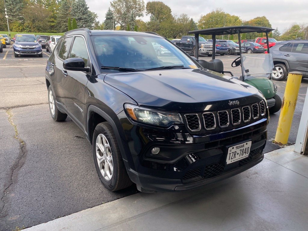 Used 2024 Jeep Compass Latitude AWD/4WD image 1