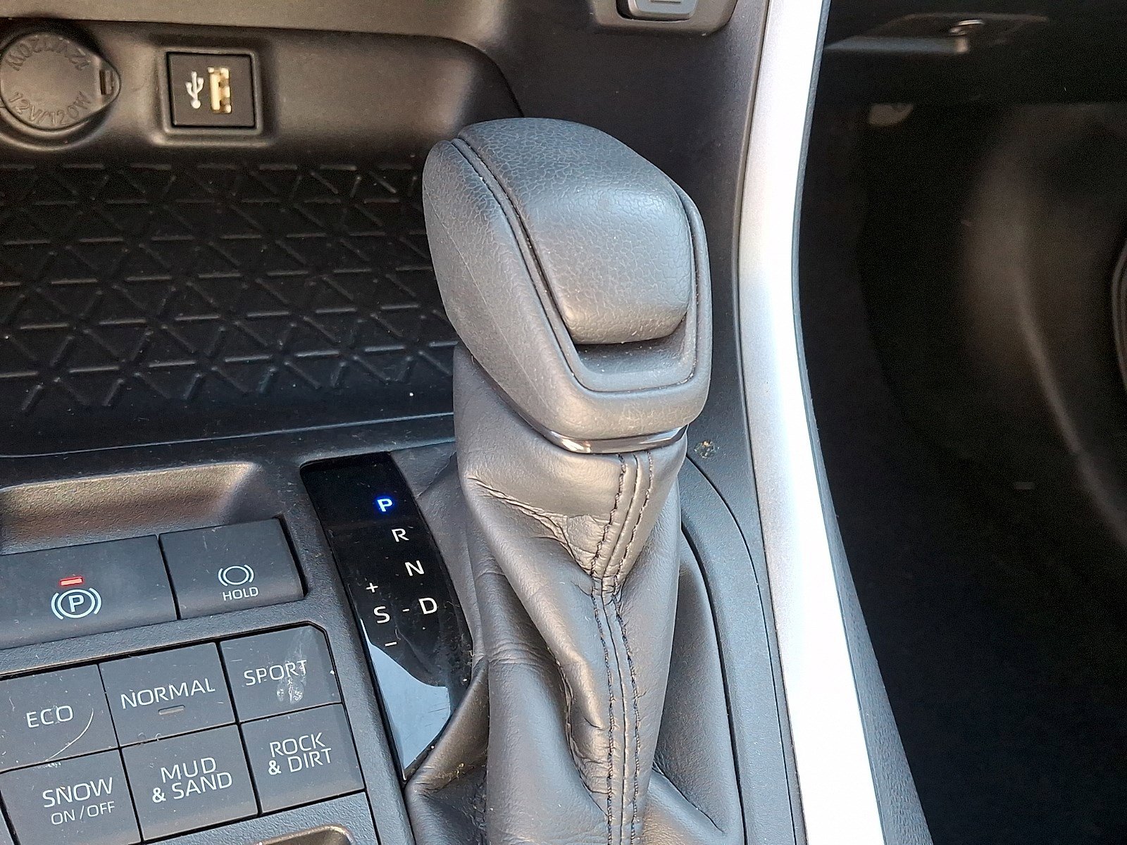 Used 2025 Toyota RAV4 LE image 13