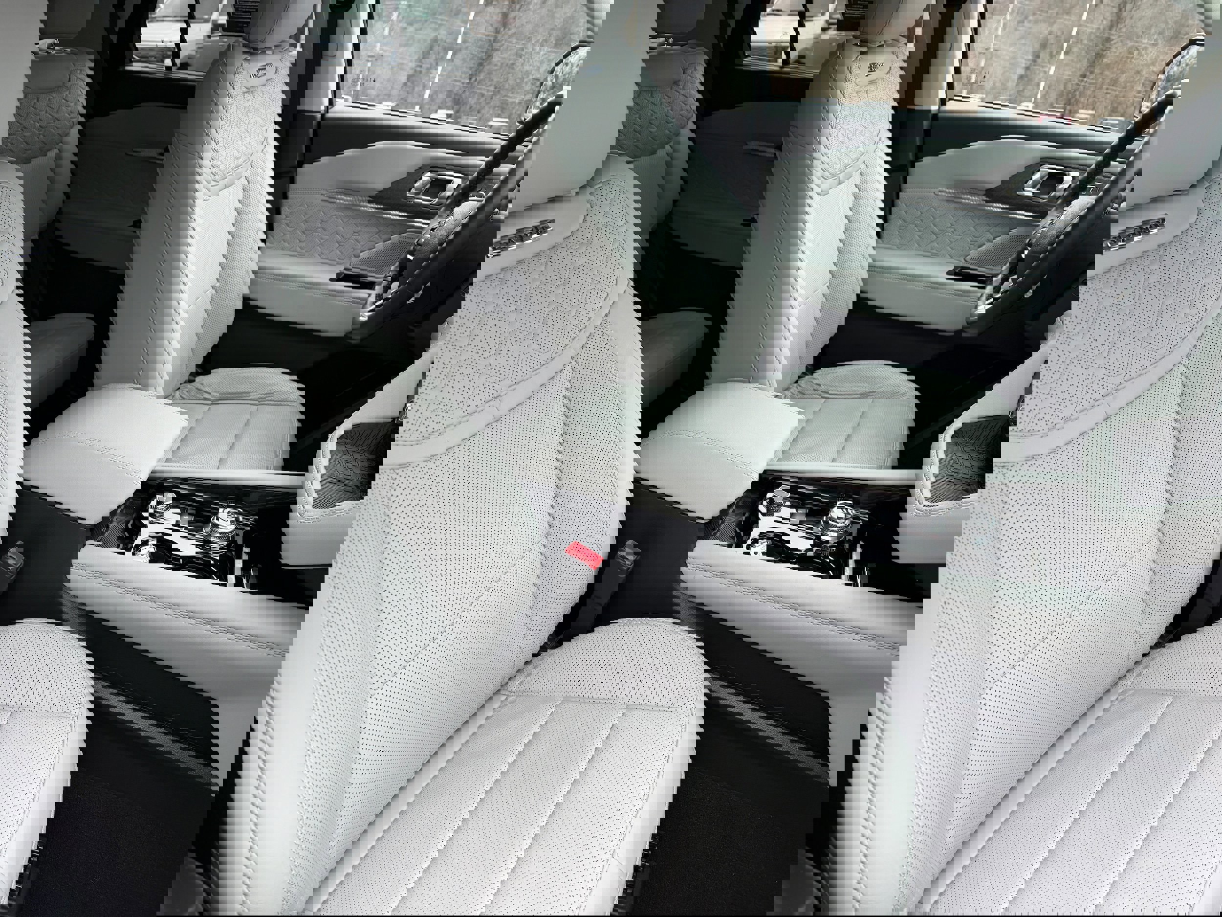 Certified 2025 Ford Explorer Platinum w/ LUX Leather Package image 24