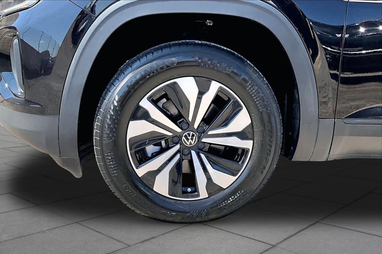 Used 2024 Volkswagen Atlas Cross Sport SE FWD image 11