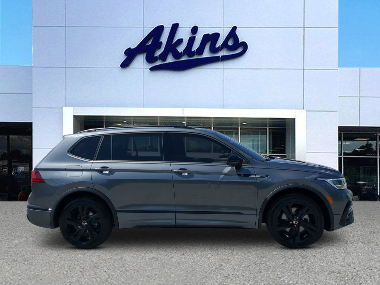 Used 2023 Volkswagen Tiguan SE R-Line FWD image 5