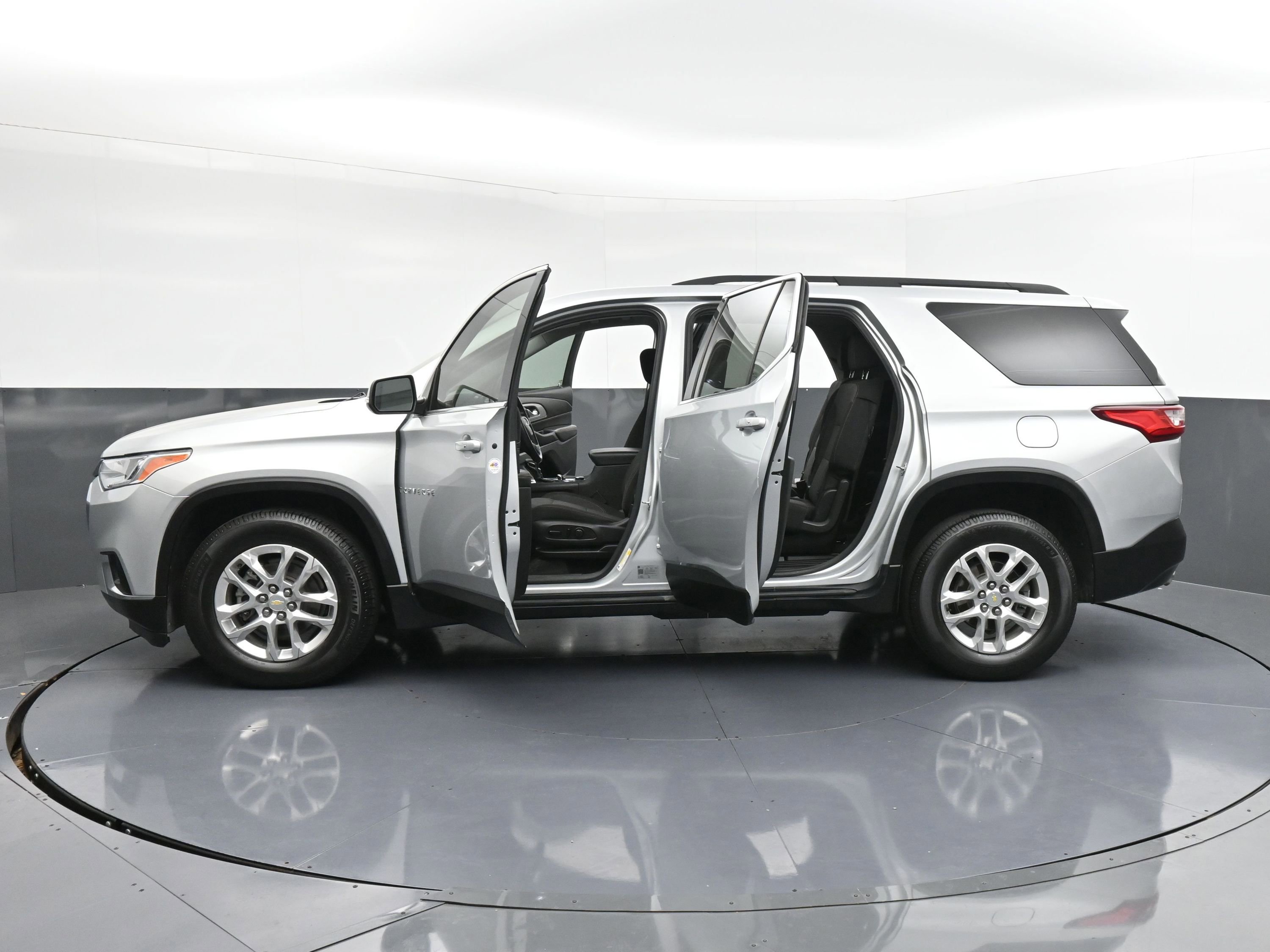 Used 2021 Chevrolet Traverse LT image 44