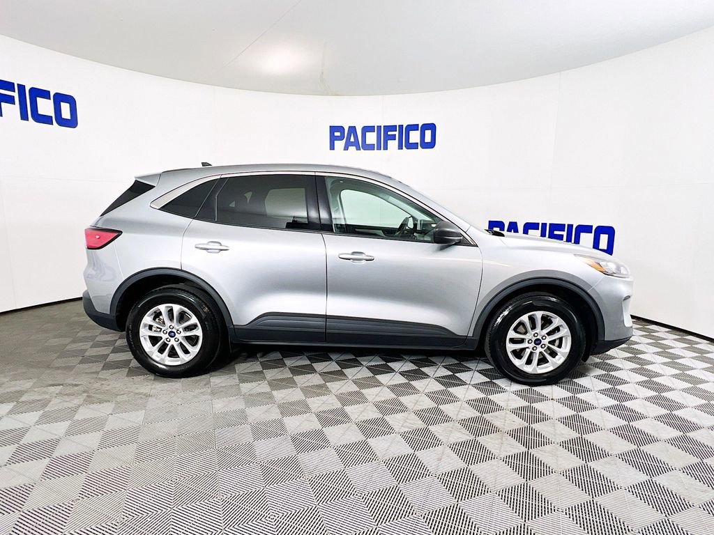 Certified 2022 Ford Escape SE image 2