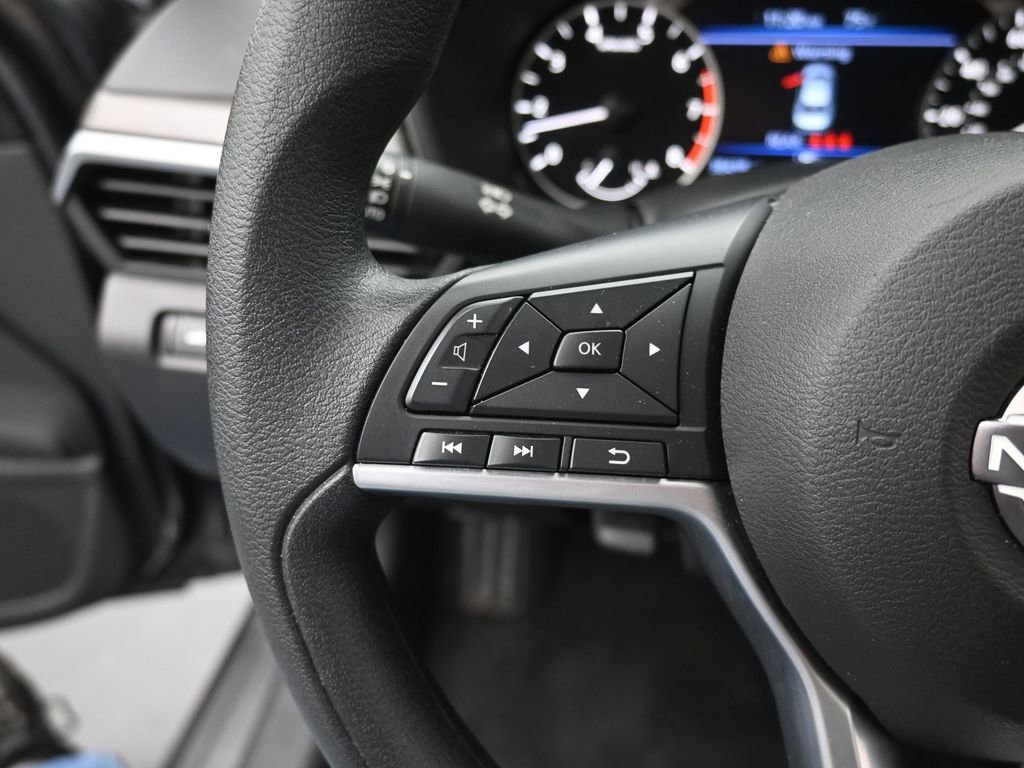 Used 2025 Nissan Altima 2.5 SV FWD image 7