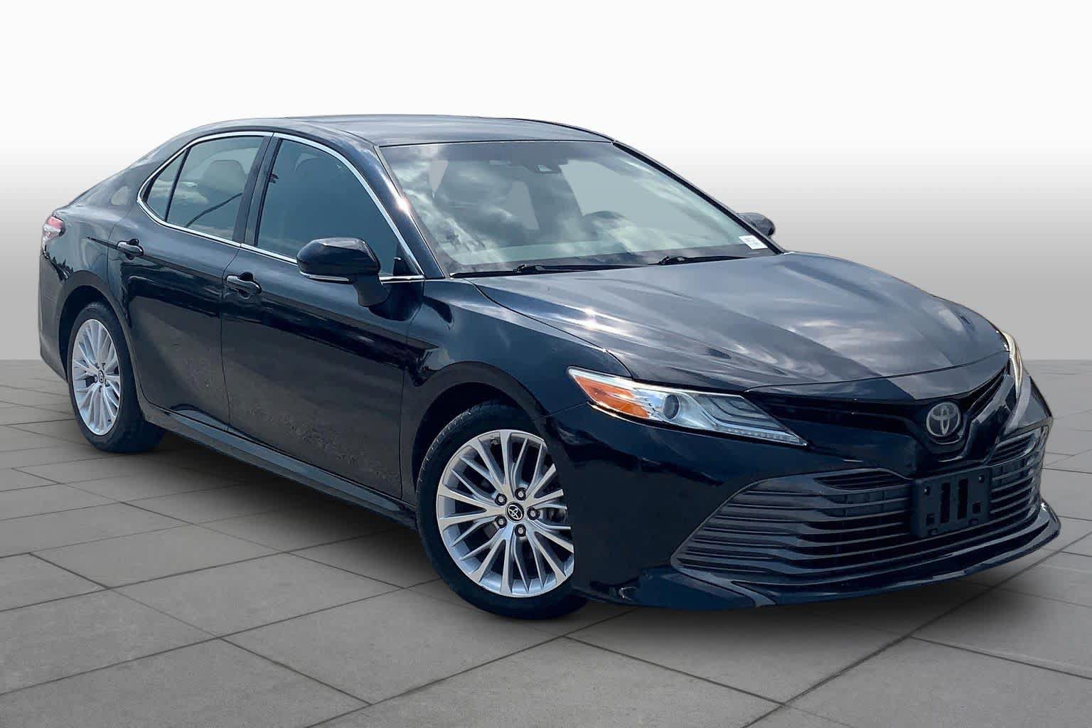 Used 2018 Toyota Camry XLE FWD image 3
