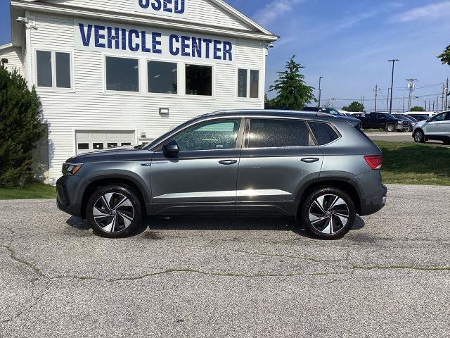 Used 2024 Volkswagen Taos SE w/ Panoramic Sunroof Package AWD/4WD image 3