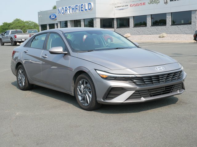 Used 2024 Hyundai Elantra SEL FWD image 2