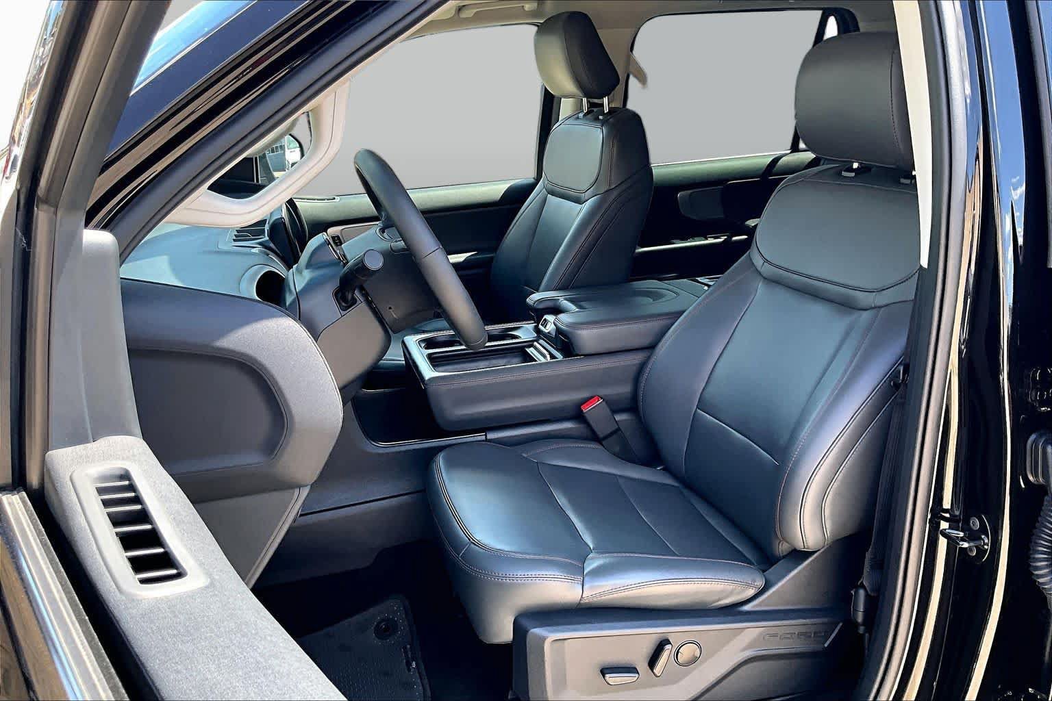Certified 2025 Ford Expedition Active AWD/4WD image 8