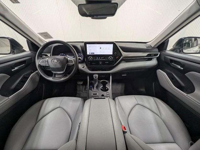 Used 2024 Toyota Highlander XLE image 6