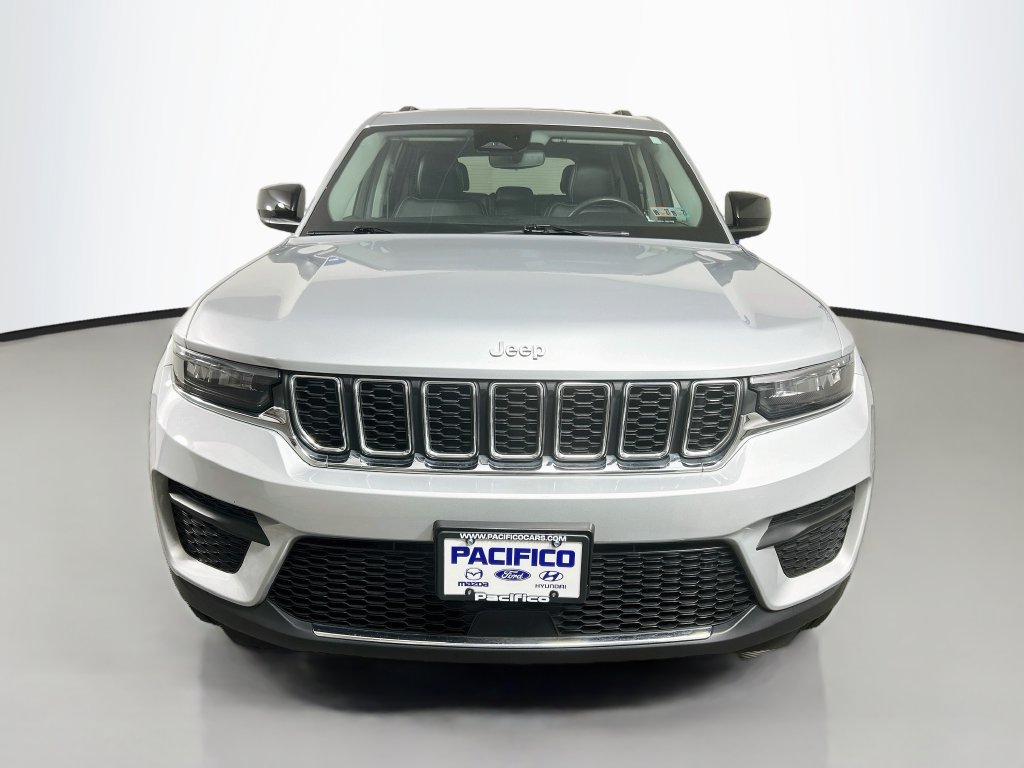 Used 2023 Jeep Grand Cherokee Laredo w/ Luxury Tech Group I AWD/4WD image 3