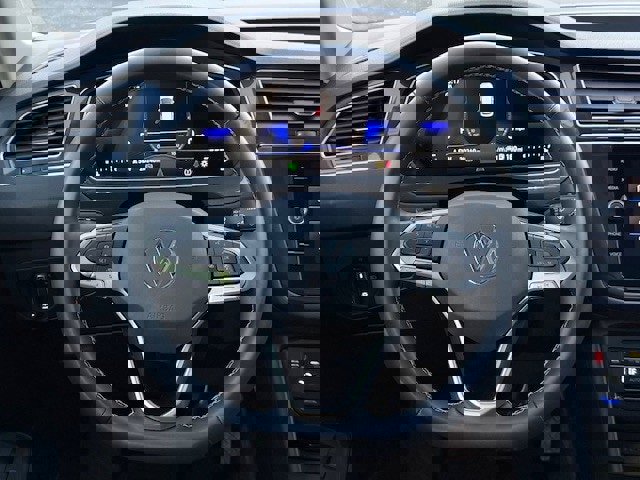 Used 2024 Volkswagen Tiguan SE w/ Panoramic Sunroof Package image 30