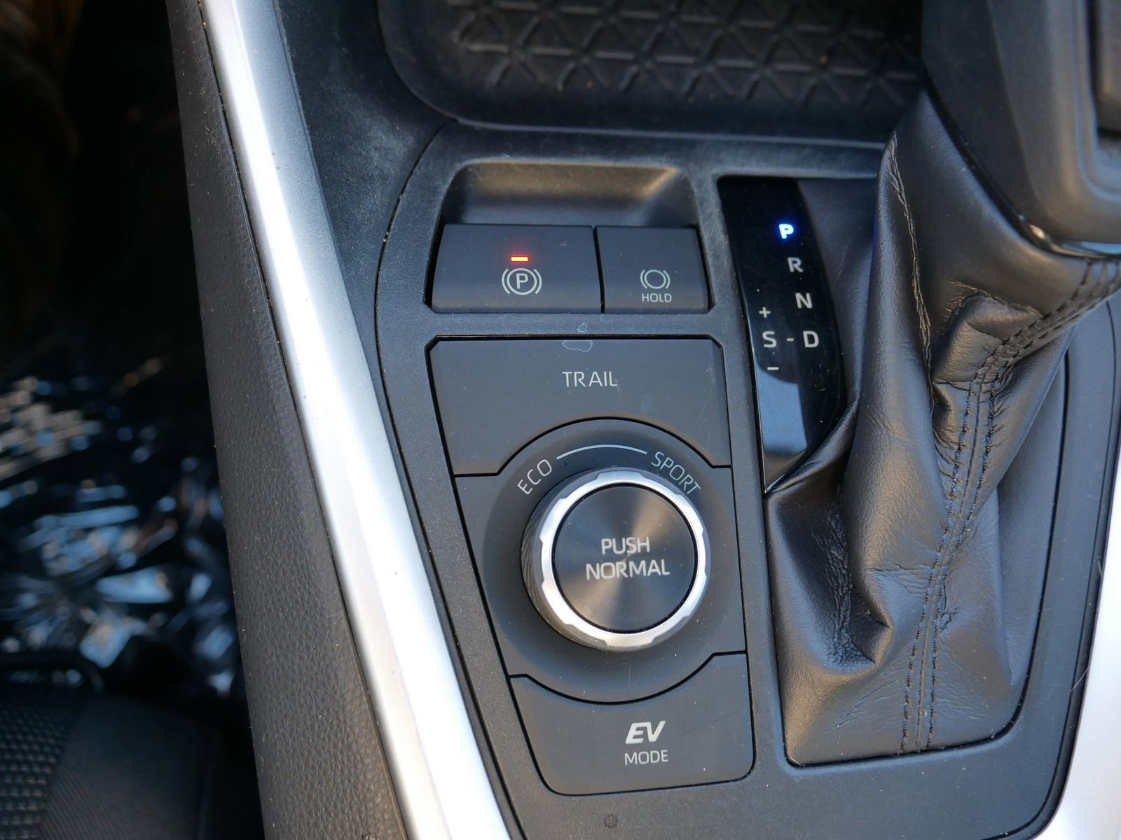 Used 2019 Toyota RAV4 LE w/ Carpet Mat Package AWD/4WD image 30